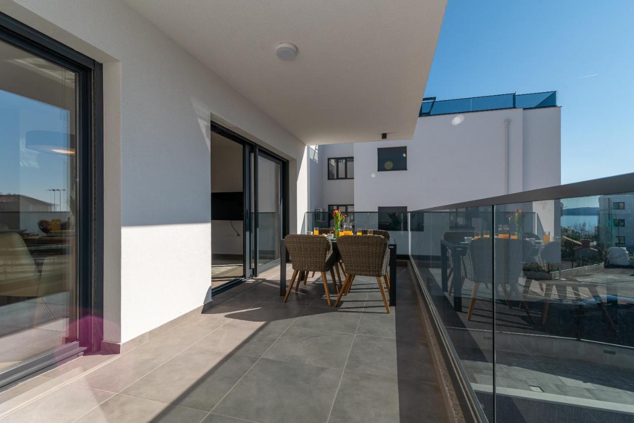 Poolside 2 Bedroom Ap. Mare Trogir Exterior foto